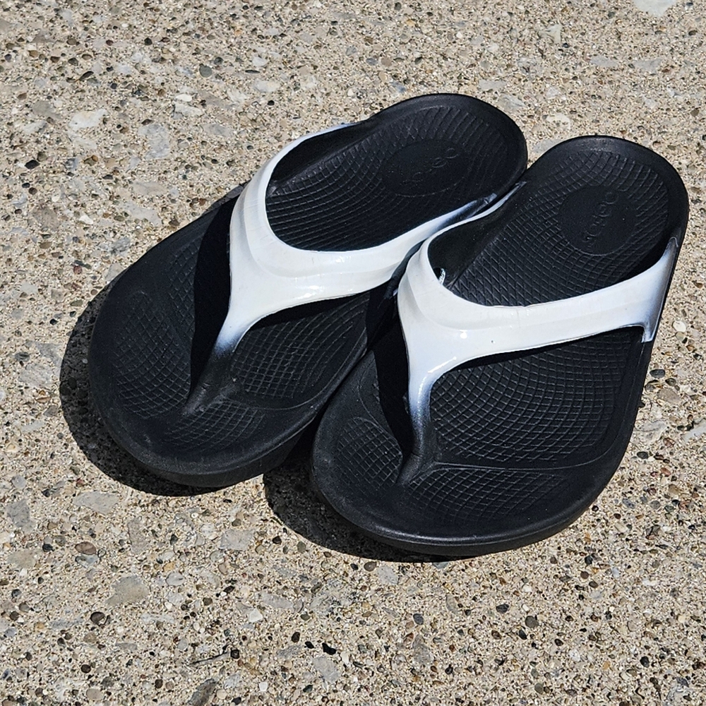 OOFOS FLIP FLOPS SZ W7 EU 38